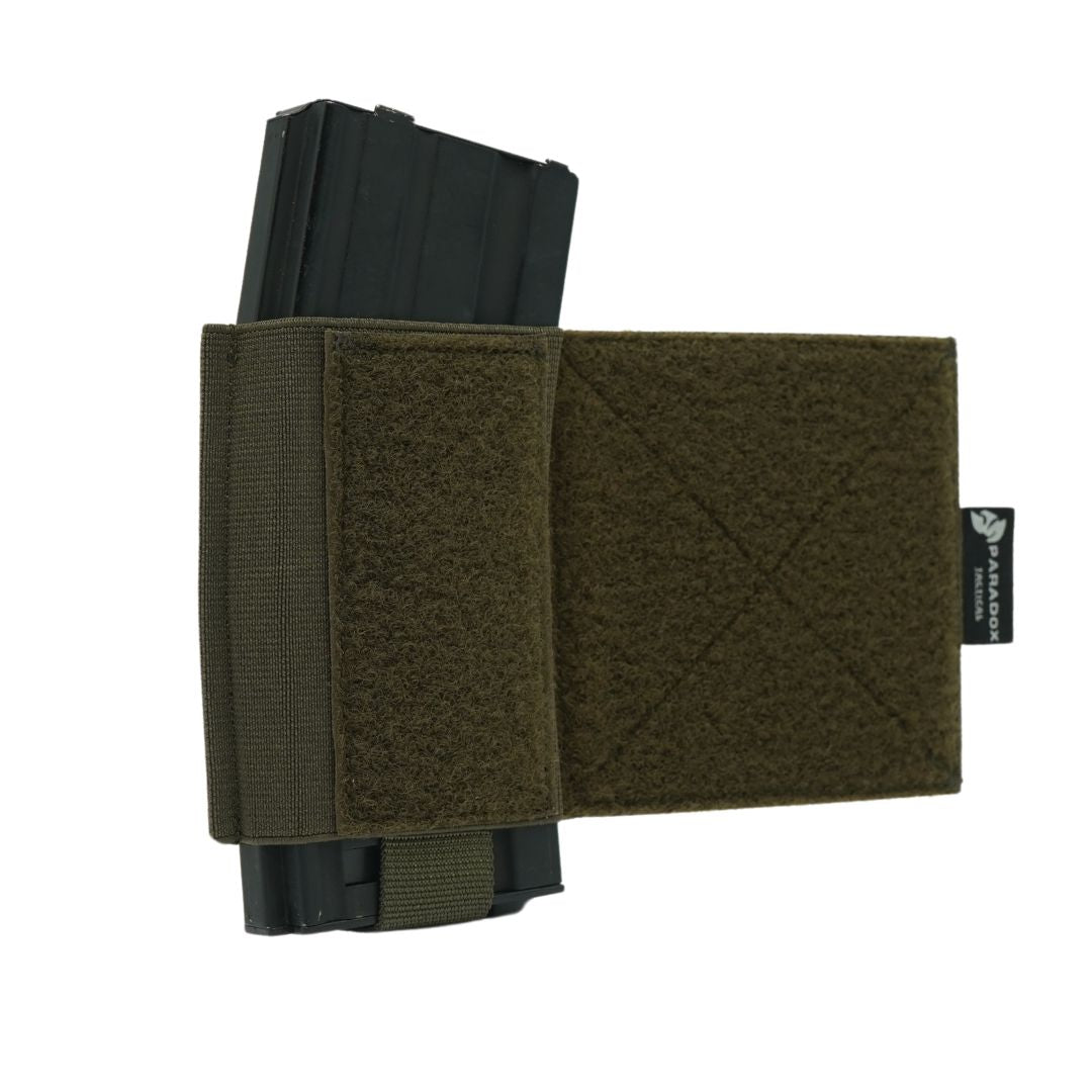 Sideflap Pouch in Olivgrün, geeignet für M4/AK-Magazine und Funkgeräte, mit Klettverschluss und elastischer Befestigung für Plattenträger.
