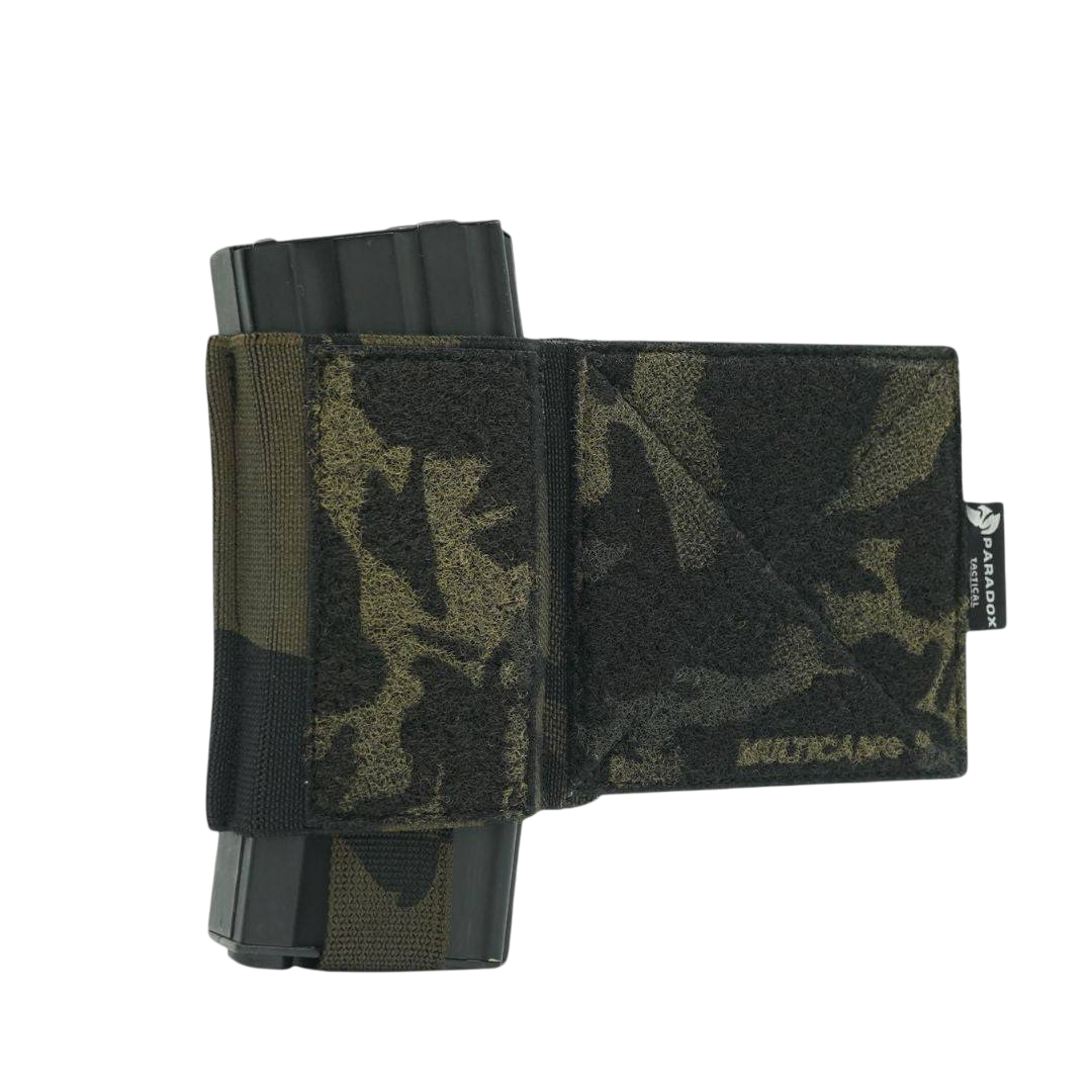 Sideflap Pouch in Multicam Black, designed für M4/AK-Magazine und Funkgeräte, mit strapazierfähigem Material und Klettverschluss.