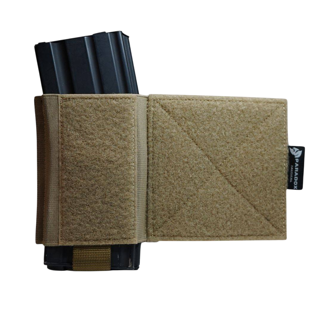 Sideflap Pouch, passend für M4/AK-Magazine, mit Klettverschluss und elastischer Befestigung, ideal für Airsoft und Outdoor-Einsätze.