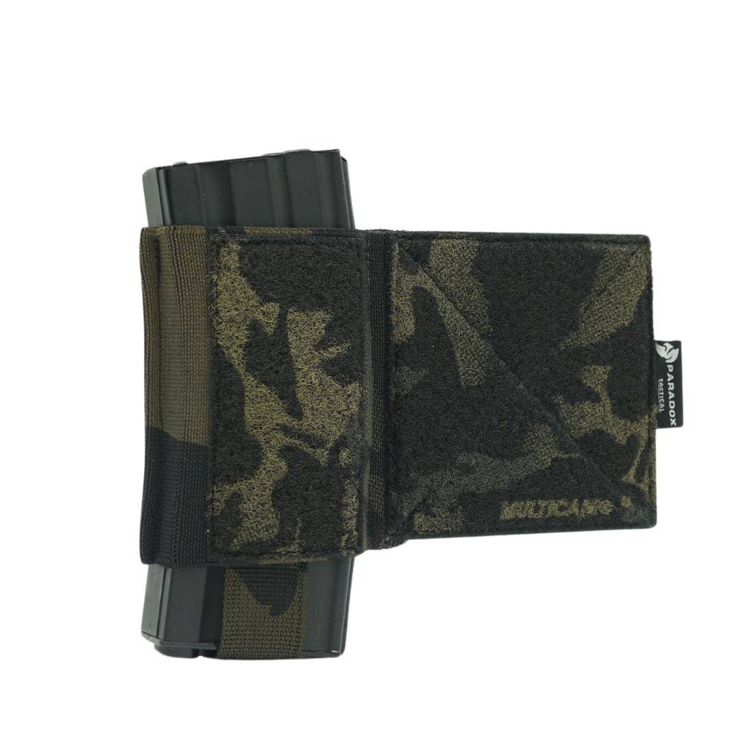 Sideflap Pouch in Multicam Black, designed für M4/AK-Magazine und Funkgeräte, mit strapazierfähigem Material und Klettverschluss.