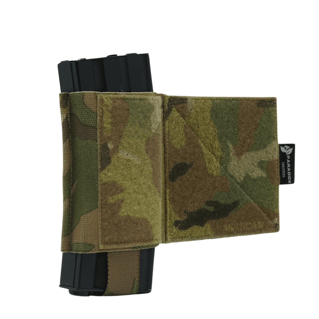 Multicam Sideflap Pouch, passend für M4/AK-Magazine, mit Klettverschluss und elastischer Befestigung, ideal für Airsoft und Outdoor-Einsätze.