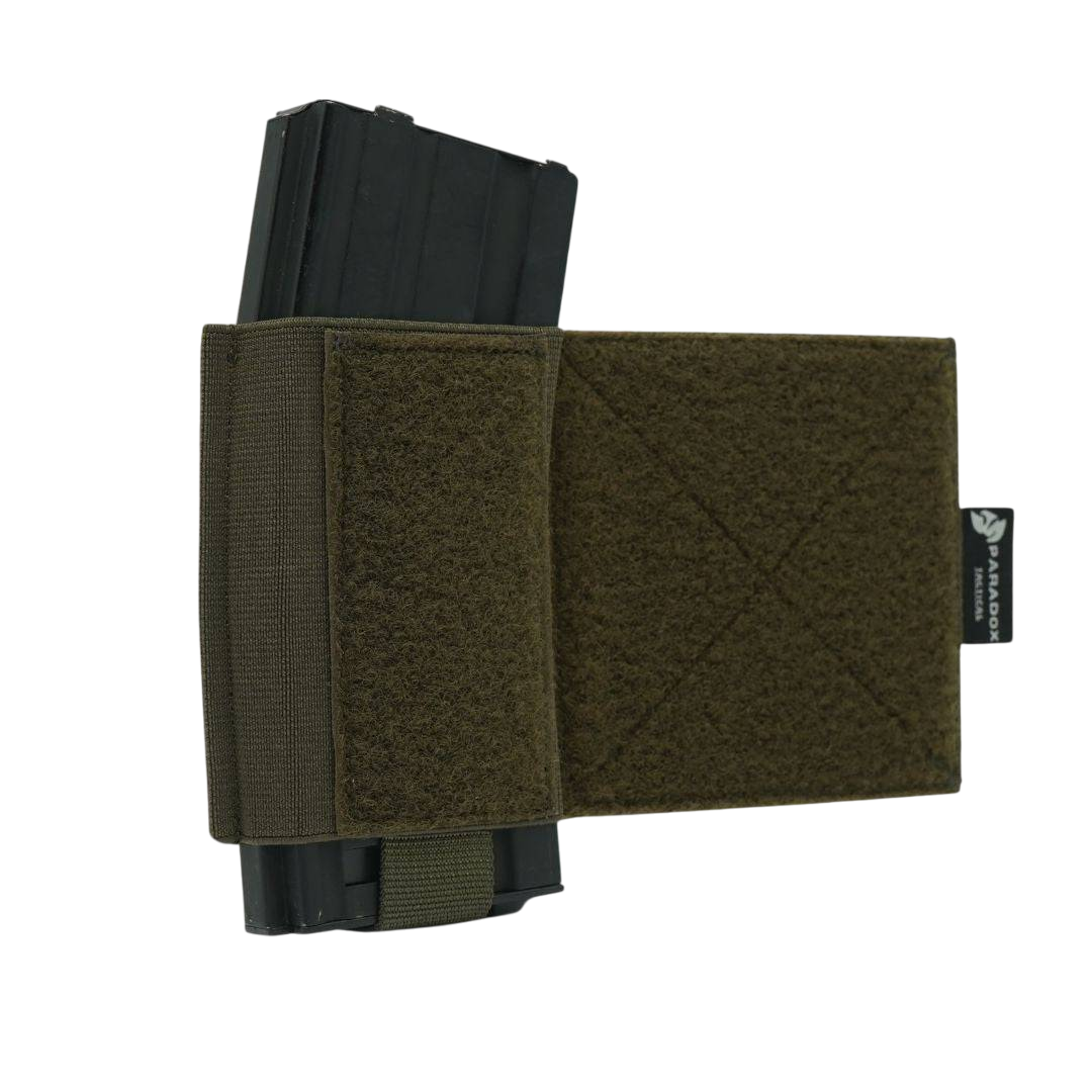 Sideflap Pouch in Olivgrün, geeignet für M4/AK-Magazine und Funkgeräte, mit Klettverschluss und elastischer Befestigung für Plattenträger.
