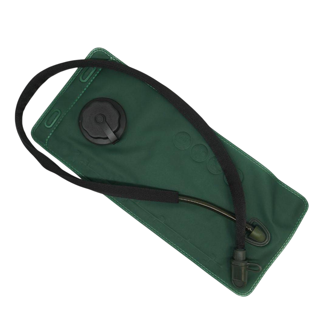 Hydra Trinkblase 2,5L in Grün mit schwarzem Trinkschlauch, robustes Design für Outdoor-Einsätze und kompatibel mit Rucksäcken.