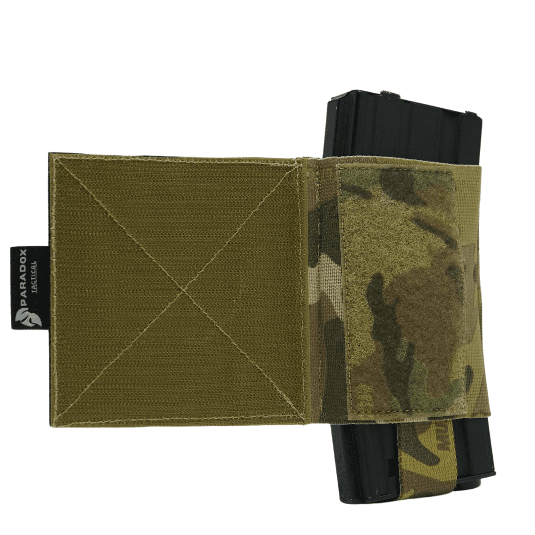 Vielseitige Sideflap Pouch in Multicam-Design, robust und praktisch, kompatibel mit Plattenträgern und als Dangl Pouch nutzbar.