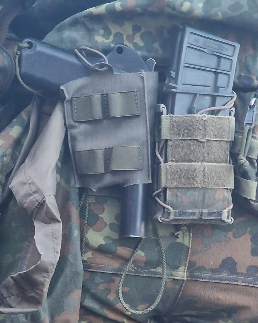 SigPi Pouch mit Signalpistole P2A1 im Dienst, getragen an der Hüfte neben einer Magazintasche