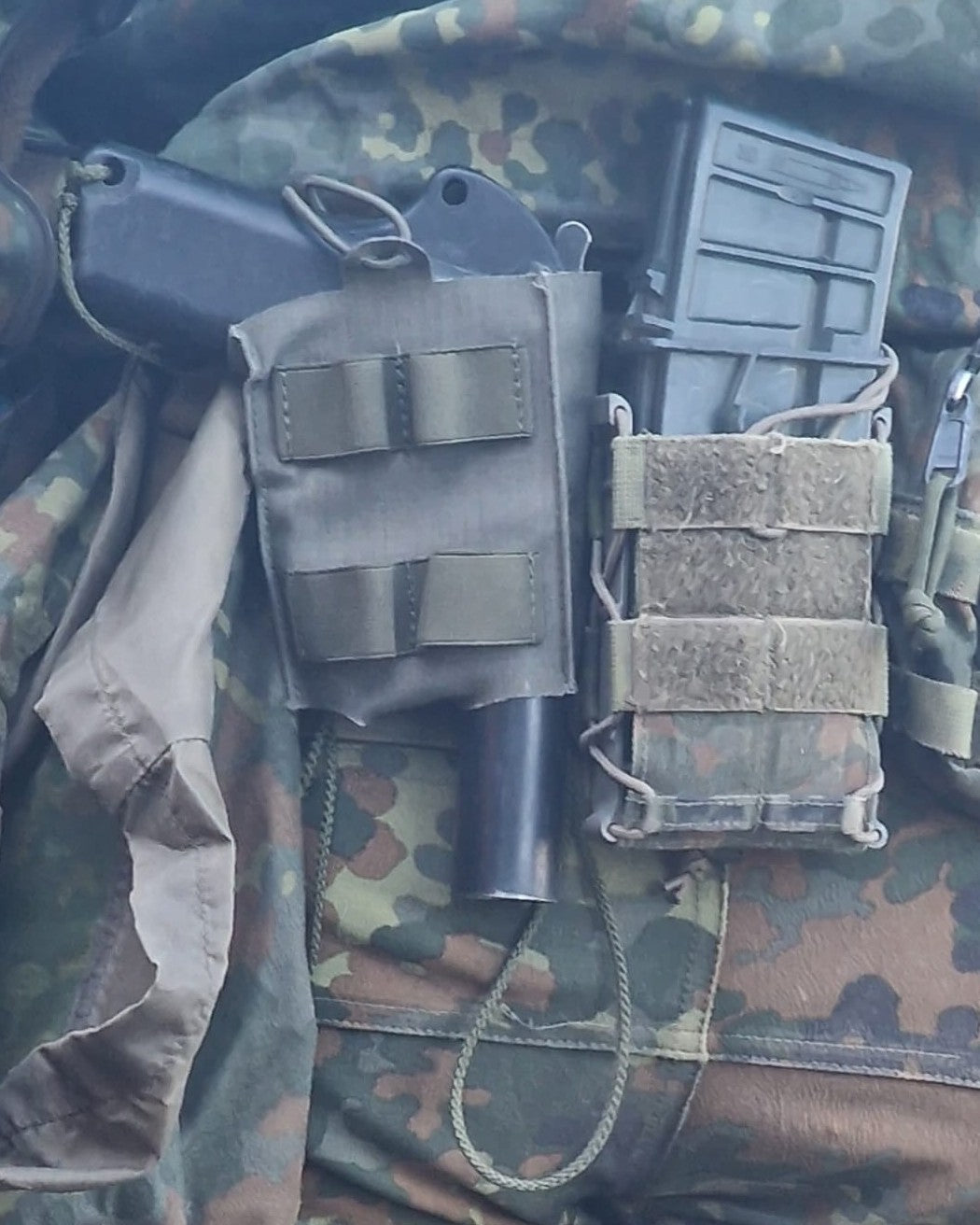 SigPi Pouch mit Signalpistole P2A1 im Dienst, getragen an der Hüfte neben einer Magazintasche
