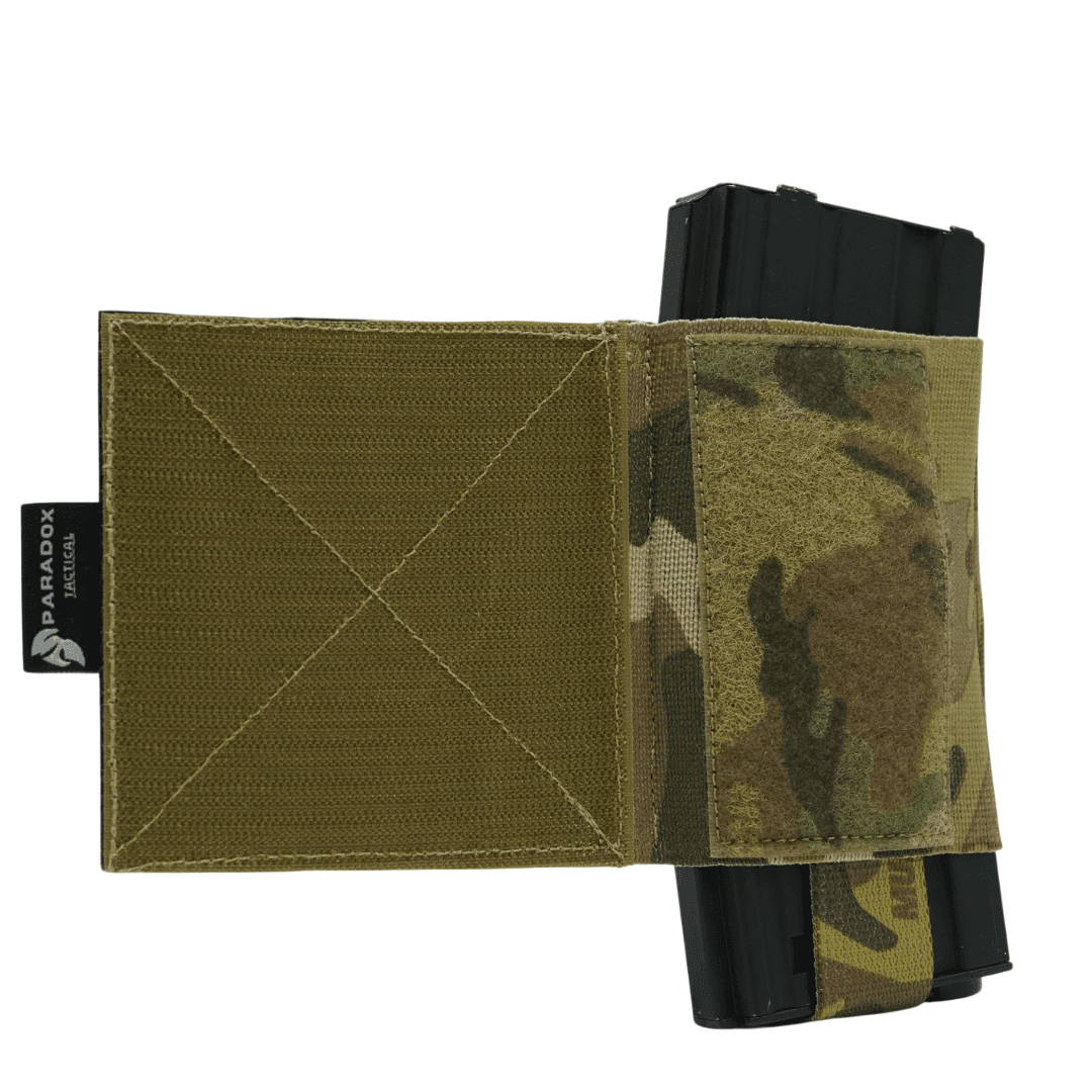 Vielseitige Sideflap Pouch in Multicam-Design, robust und praktisch, kompatibel mit Plattenträgern und als Dangl Pouch nutzbar.