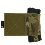 Vielseitige Sideflap Pouch in Multicam-Design, robust und praktisch, kompatibel mit Plattenträgern und als Dangl Pouch nutzbar.