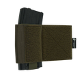 Sideflap Pouch in Olivgrün, geeignet für M4/AK-Magazine und Funkgeräte, mit Klettverschluss und elastischer Befestigung für Plattenträger.