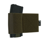 Sideflap Pouch in Olivgrün, geeignet für M4/AK-Magazine und Funkgeräte, mit Klettverschluss und elastischer Befestigung für Plattenträger.